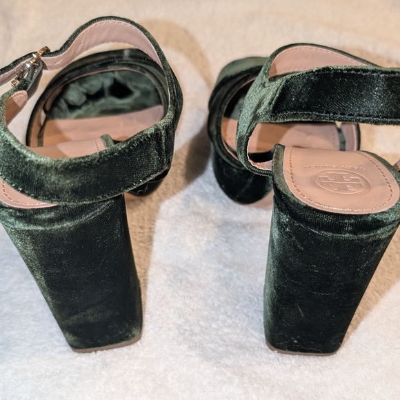 Tory Burch Banana Leaf Green Velvet Bag and Green Velvet Sandals - Picture 5 of 15